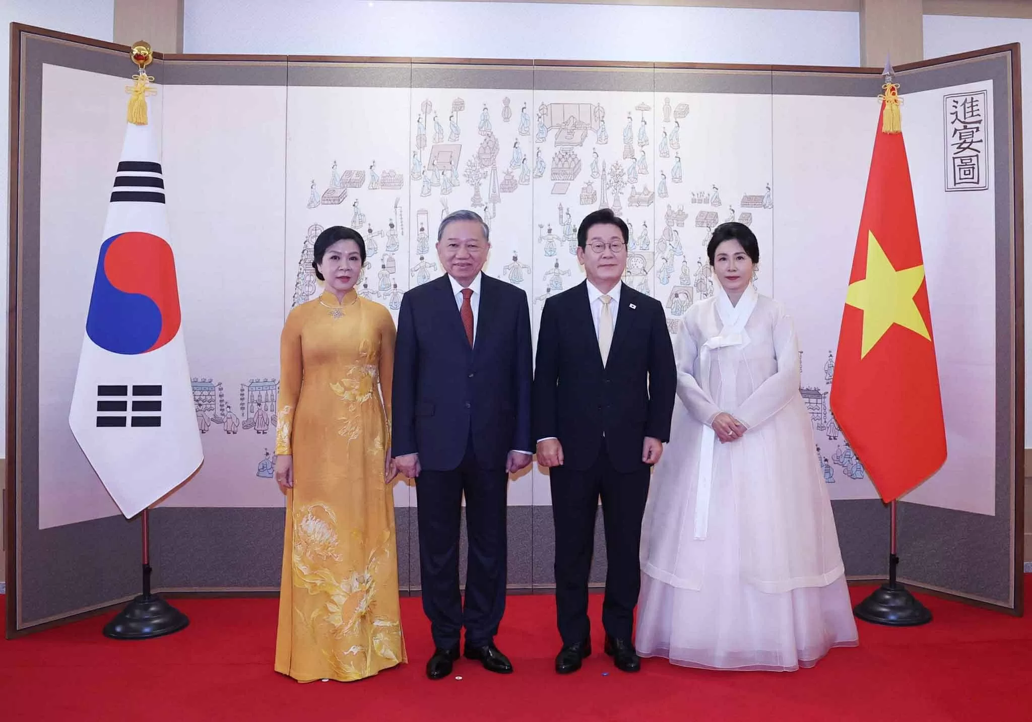 Tổng thống Hàn Quốc Lee Jae Myung và Phu nhân chào mừng Tổng Bí thư Tô Lâm và Phu nhân, ngày 11/8. (Ảnh: Nguyễn Hồng)