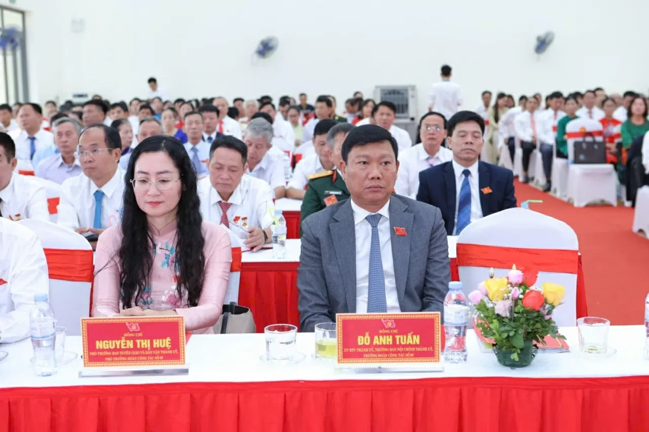 Đại biểu Thành phố Hà Nội và đại diện các Sở, Ban ngành. Đại biểu Thành phố Hà Nội và đại diện các Sở, Ban ngành.