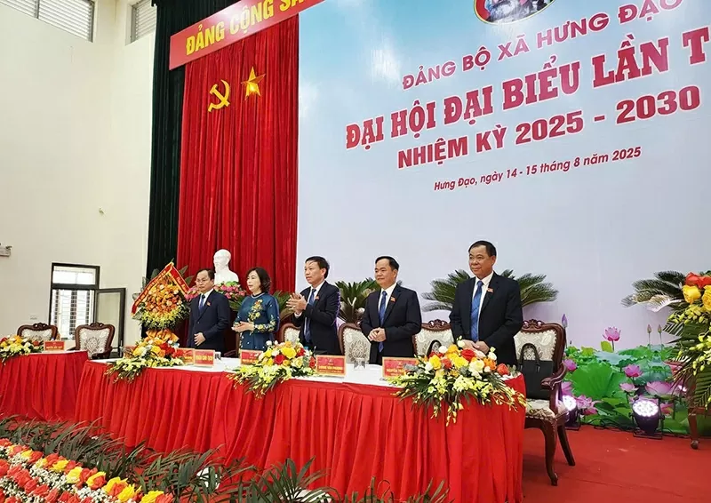 Đoàn Chủ tịch Đại hội.