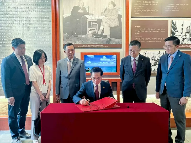 Phó Thủ tướng Bùi Thanh Sơn thăm Khu di tích Chủ tịch Hồ Chí Minh tại Côn Minh, Vân Nam Phó Thủ tướng Bùi Thanh Sơn thăm Khu di tích Chủ tịch Hồ Chí Minh tại Côn Minh, Trung Quốc