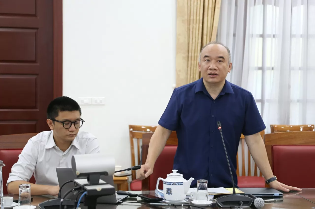 Phó Giám đốc Học viện Ngoại giao Nguyễn Mạnh Đông báo cáo tiến độ Không gian triển lãm Ngành Ngoại giao. (Ảnh: Thành Long) Phó Giám đốc Học viện Ngoại giao Nguyễn Mạnh Đông báo cáo tiến độ Không gian triển lãm Ngành Ngoại giao. (Ảnh: Thành Long)