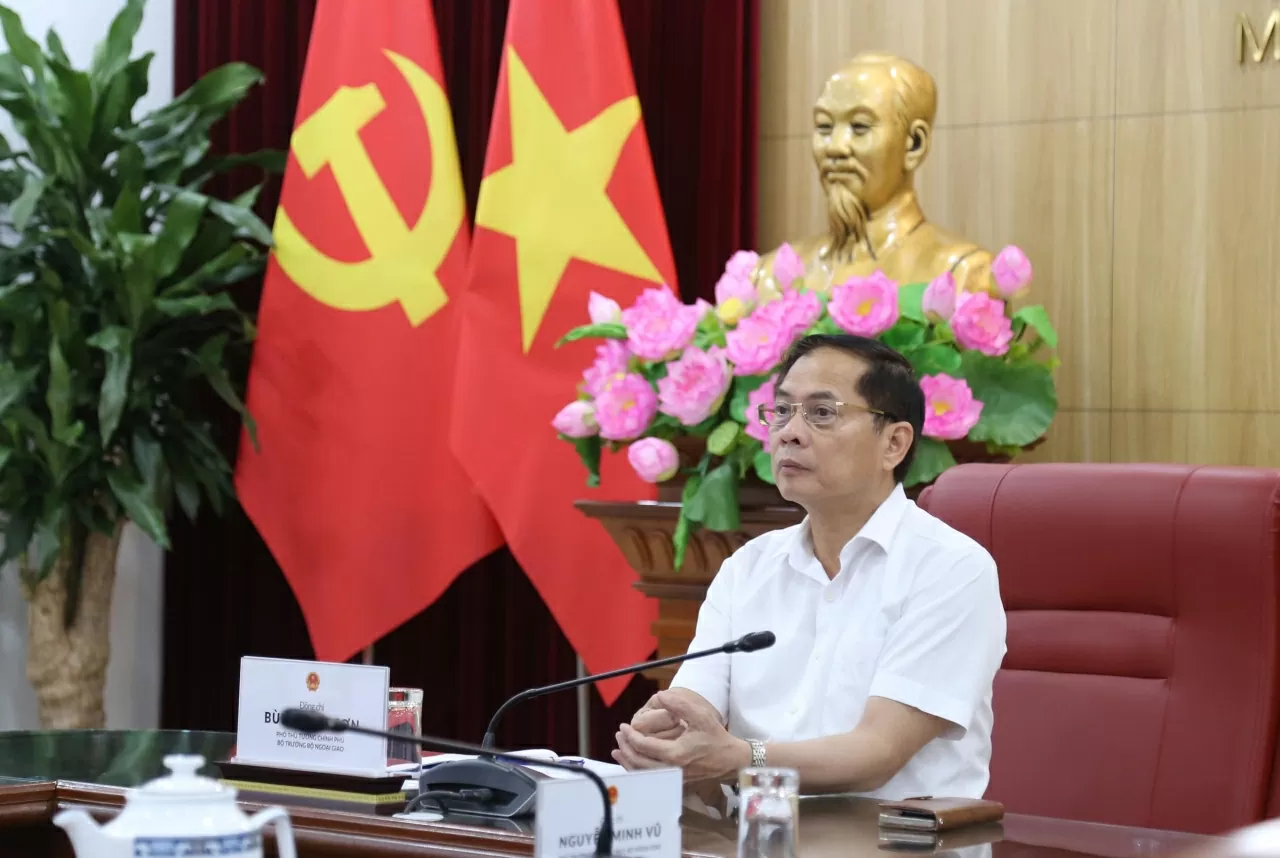 Phó Thủ tướng, Bộ trưởng Ngoại giao Bùi Thanh Sơn trực tiếp chỉ đạo gấp rút hoàn thiện hoàn thiện nội dung và hình thức trưng bày đúng tiến độ, bảo đảm cho buổi sơ duyệt ngày 20/8 và khai mạc triển lãm vào 28/8 tới. (Ảnh: Thành Long) Phó Thủ tướng, Bộ trưởng Ngoại giao Bùi Thanh Sơn trực tiếp chỉ đạo gấp rút hoàn thiện hoàn thiện nội dung và hình thức trưng bày đúng tiến độ, bảo đảm cho buổi sơ duyệt ngày 20/8 và khai mạc triển lãm vào 28/8 tới. (Ảnh: Thành Long)