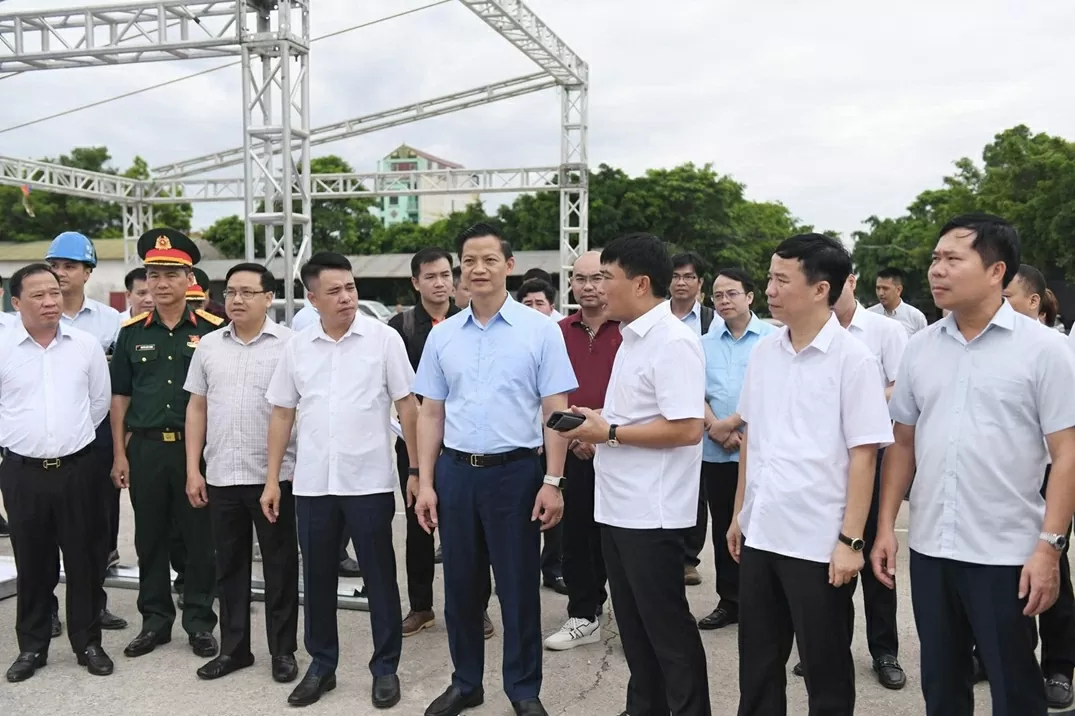 Đồng chí Vương Quốc Tuấn kiểm tra các điều kiện chuẩn bị khởi công Cảng hàng không quốc tế Gia Bình. Đồng chí Vương Quốc Tuấn kiểm tra các điều kiện chuẩn bị khởi công Cảng hàng không quốc tế Gia Bình.