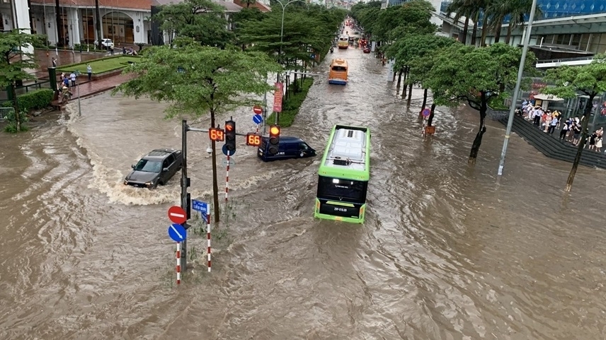 Mưa to kéo dài, cảnh báo ngập úng khu vực Hà Nội