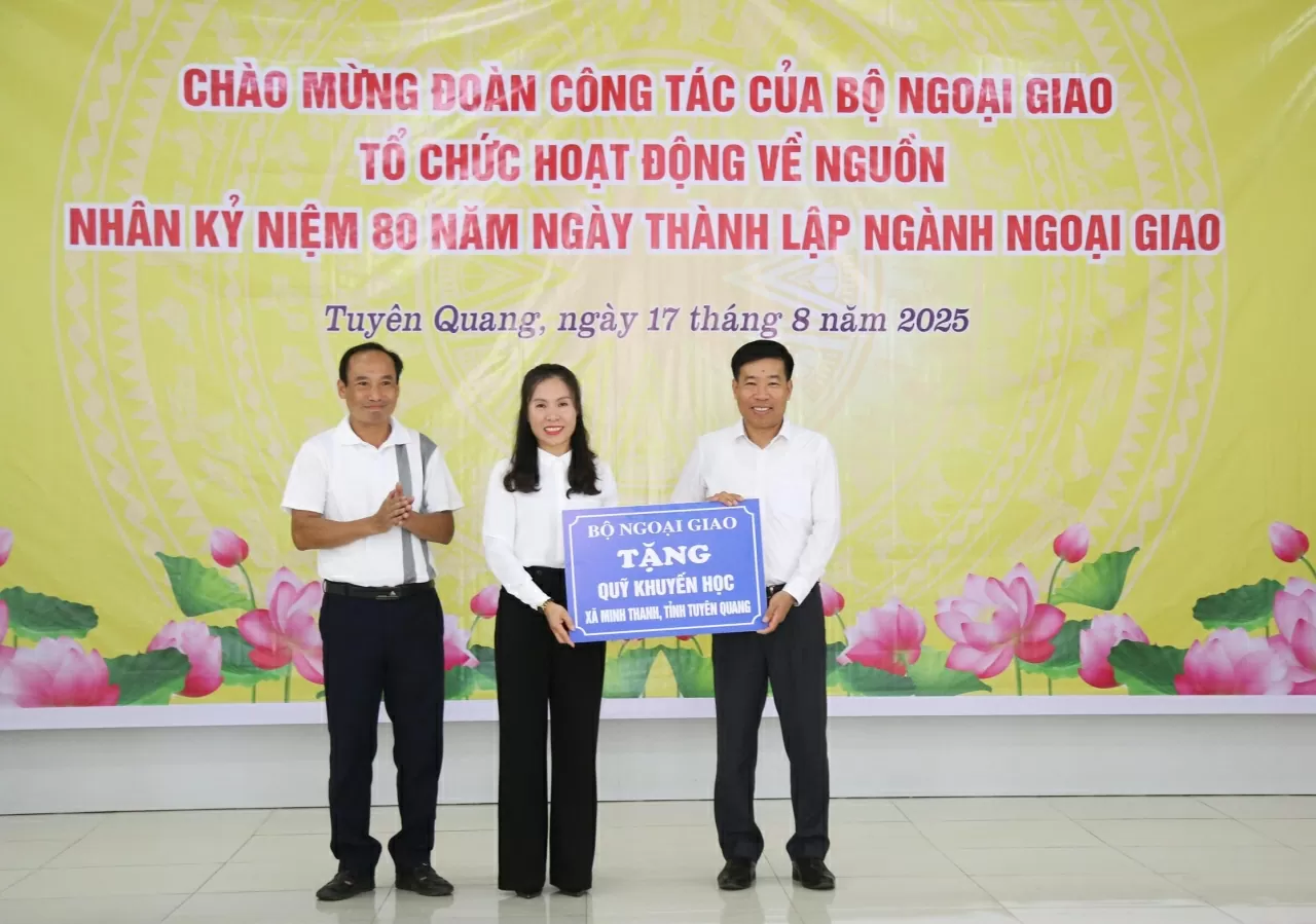 Thay mặt Phó Thủ tướng, Bộ trưởng và Lãnh đạo Bộ Ngoại giao, đồng chí Nguyễn Mạnh Cường đã trao quà tặng cho Quỹ khuyến học xã Minh Thanh, tỉnh Tuyên Quang. (Ảnh: Thành Long) Thay mặt Phó Thủ tướng, Bộ trưởng và Lãnh đạo Bộ Ngoại giao, đồng chí Nguyễn Mạnh Cường đã trao quà tặng cho Quỹ khuyến học xã Minh Thanh, tỉnh Tuyên Quang. (Ảnh: Thành Long)