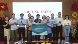 Trao tặng hơn 1.200 bộ sách giáo khoa cho học sinh vùng lũ Điện Biên