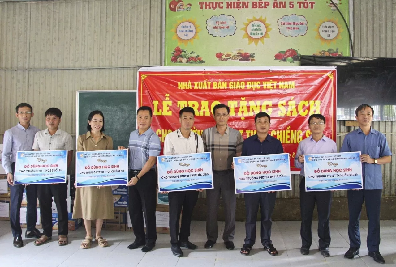 Hơn 1.200 bộ sách giáo khoa đến với học sinh vùng lũ Điện Biên