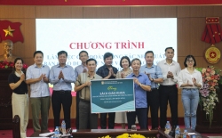 Trao tặng hơn 1.200 bộ sách giáo khoa cho học sinh vùng lũ Điện Biên