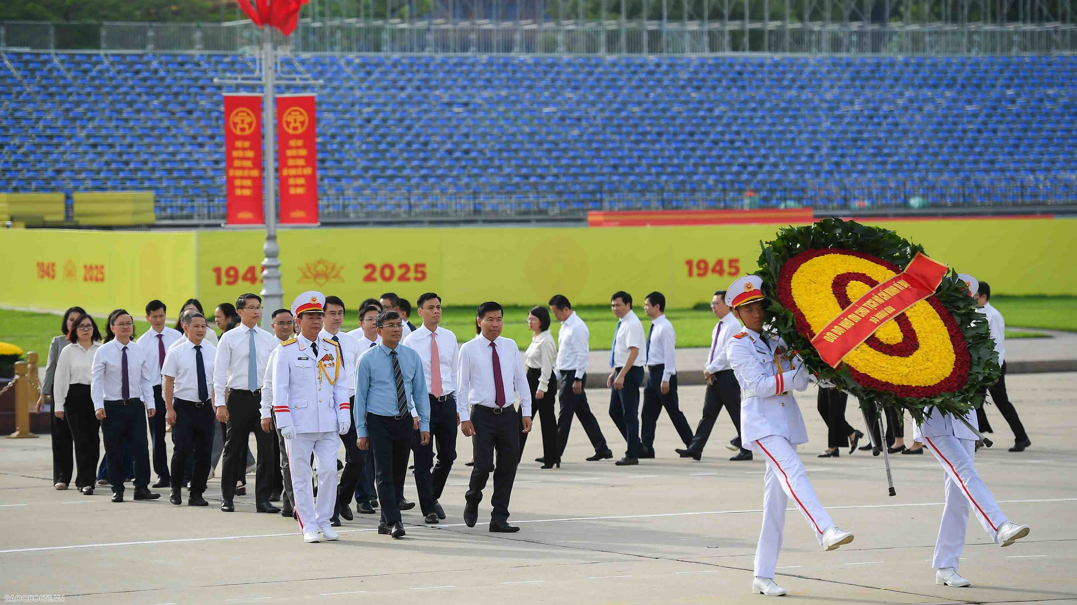 Đoàn Bộ Ngoại giao vào Lăng viếng Chủ tịch Hồ Chí Minh