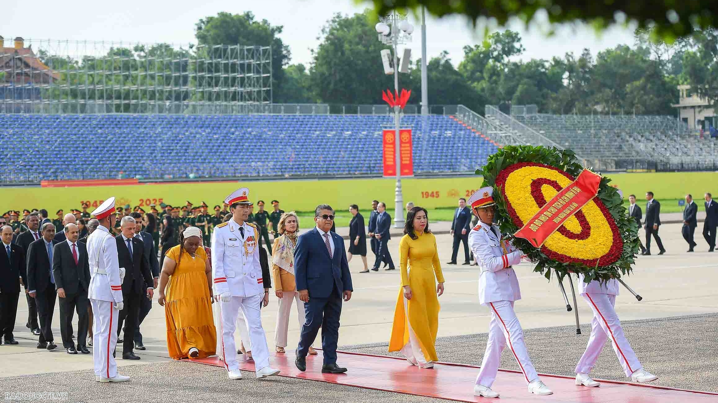 Ngoại giao Đoàn vào Lăng viếng Chủ tịch Hồ Chí Minh