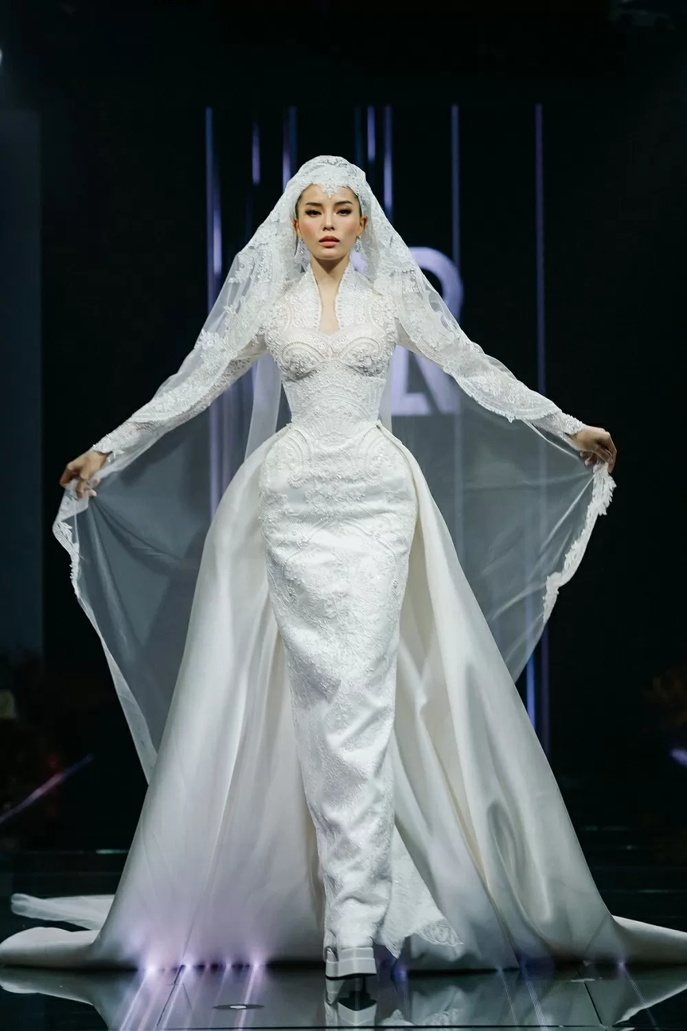 Hoa hậu Kỳ Duyên trình diễn thời trang cưới phong cách thanh lịch, lãng mạn Hoa hậu Kỳ Duyên trình diễn thời trang cưới phong cách thanh lịch, lãng mạn