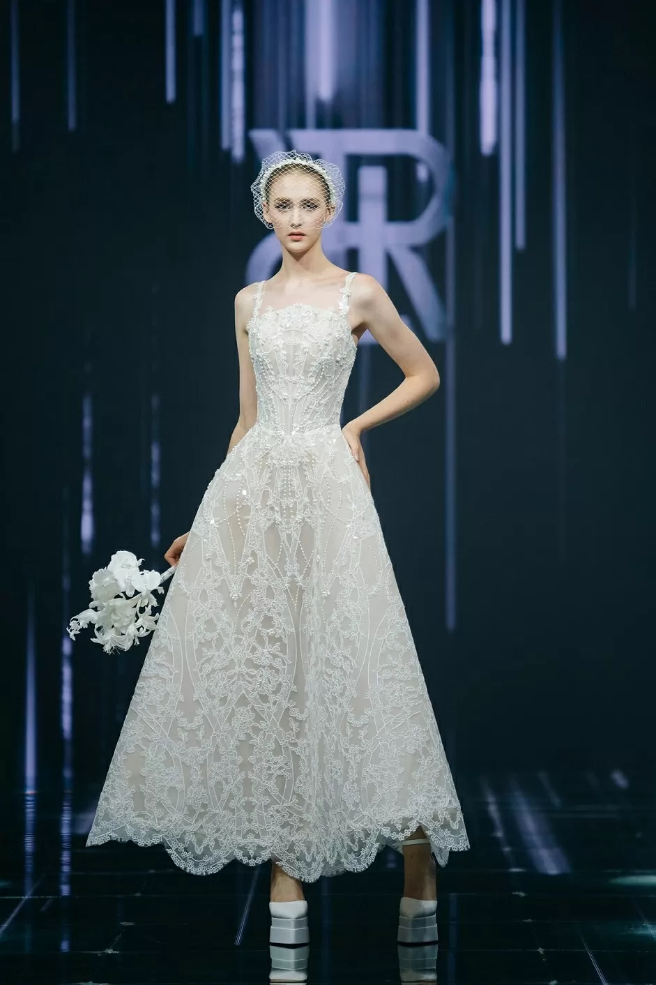 Hoa hậu Kỳ Duyên trình diễn thời trang cưới phong cách thanh lịch, lãng mạn Hoa hậu Kỳ Duyên trình diễn thời trang cưới phong cách thanh lịch, lãng mạn