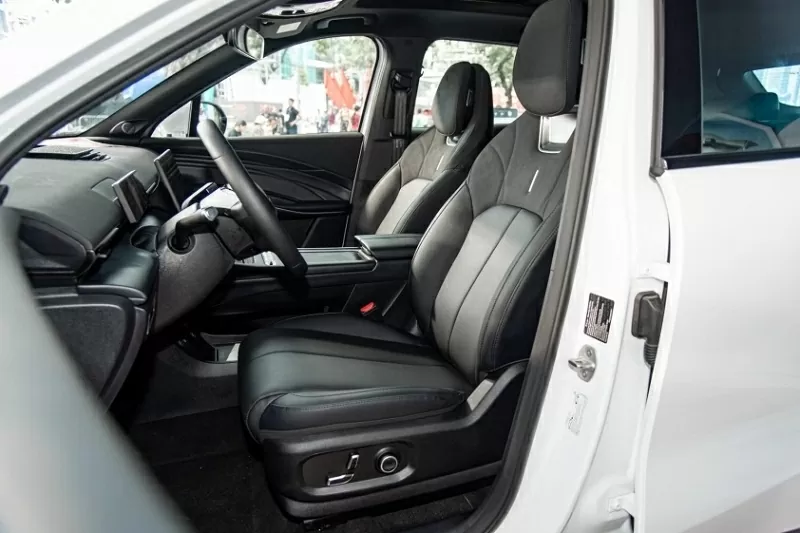 Omoda C7 được trang bị vô-lăng hai chấu bọc da, tích hợp các nút điều khiển chức năng tiện lợi. Omoda C7 được trang bị vô-lăng hai chấu bọc da, tích hợp các nút điều khiển chức năng tiện lợi.