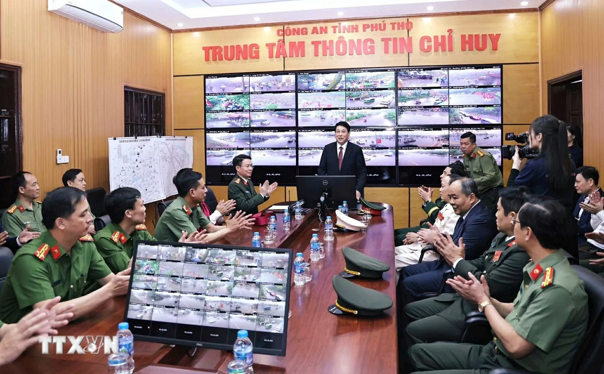 80 năm Công an nhân dân Việt Nam cùng toàn dân trong sự nghiệp xây dựng và bảo vệ Tổ quốc 80 năm Công an nhân dân Việt Nam cùng toàn dân trong sự nghiệp xây dựng và bảo vệ Tổ quốc