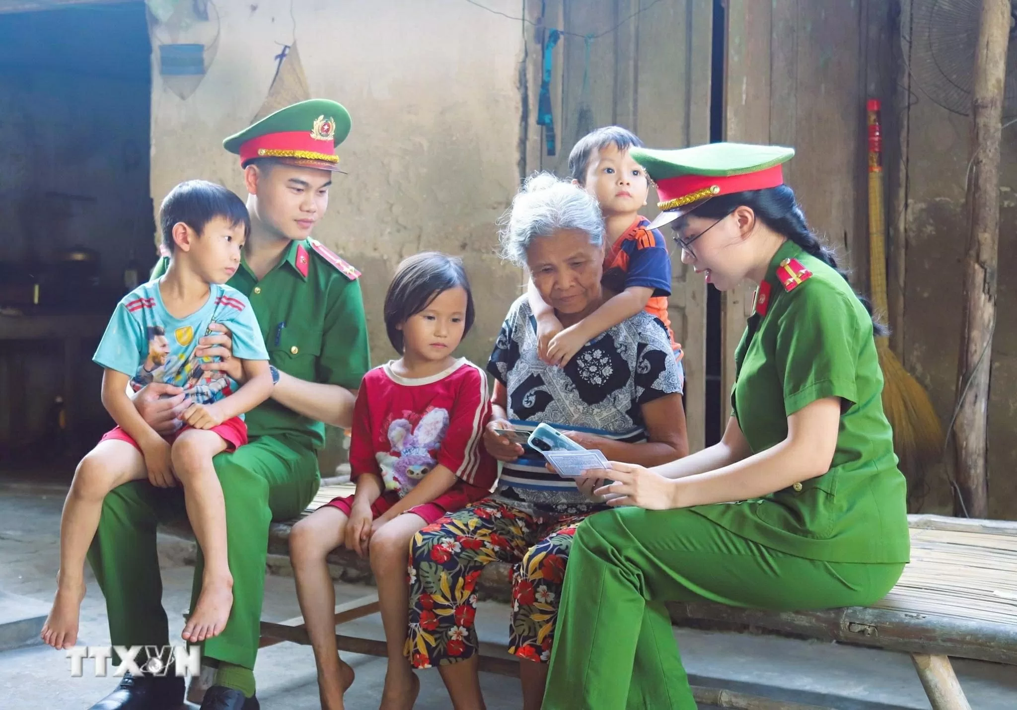 80 năm Công an nhân dân Việt Nam cùng toàn dân trong sự nghiệp xây dựng và bảo vệ Tổ quốc 80 năm Công an nhân dân Việt Nam cùng toàn dân trong sự nghiệp xây dựng và bảo vệ Tổ quốc