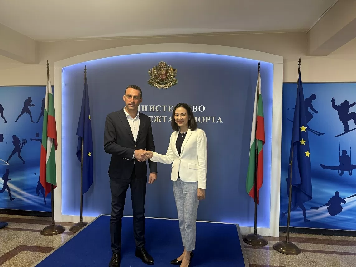 Đại sứ Nguyễn Thị Minh Nguyệt và Bộ trưởng Bộ Thanh niên và thể thao Ivan Peshev. Đại sứ Nguyễn Thị Minh Nguyệt và Bộ trưởng Bộ Thanh niên và thể thao Ivan Peshev.