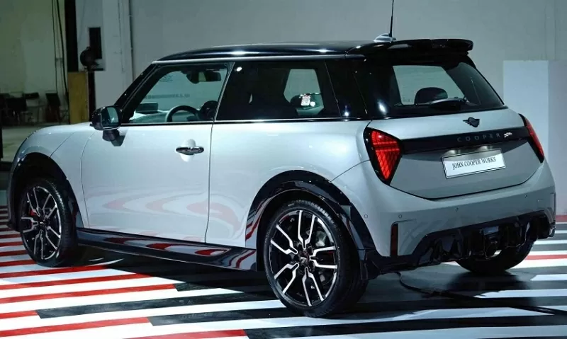 John Cooper Works (JCW) là nhánh hiệu suất cao của dòng xe Mini, mang đậm DNA đường đua trong từng chi tiết. John Cooper Works (JCW) là nhánh hiệu suất cao của dòng xe Mini, mang đậm DNA đường đua trong từng chi tiết.