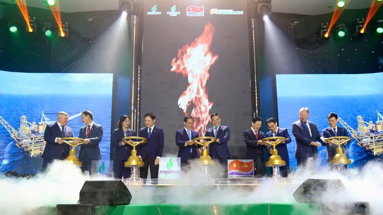 Phó Thủ tướng, Bộ trưởng Ngoại giao Bùi Thanh Sơn dự Lễ đón dòng dầu đầu tiên từ dự án phát triển mỏ Kình Ngư Trắng – Kình Ngư Trắng Nam