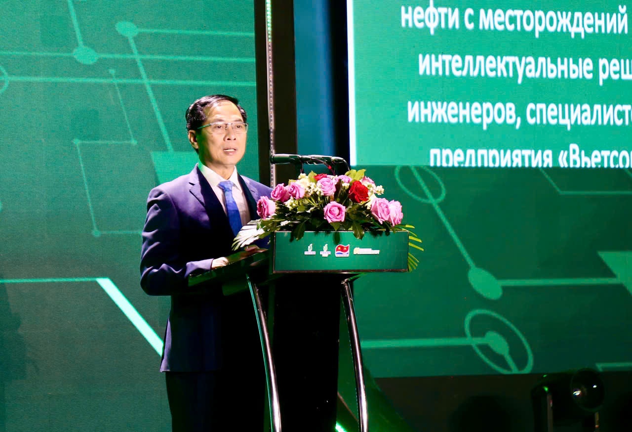 Phó Thủ tướng, Bộ trưởng Ngoại giao Bùi Thanh Sơn dự Lễ đón dòng dầu đầu tiên từ dự án phát triển mỏ Kình Ngư Trắng – Kình Ngư Trắng Nam