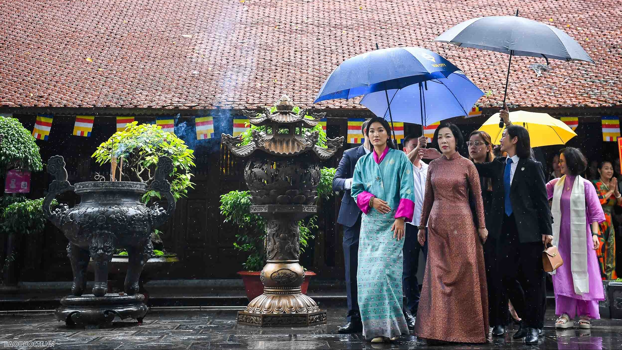 Phu nhân Chủ tịch nước và Hoàng hậu Bhutan thăm chùa Trấn Quốc