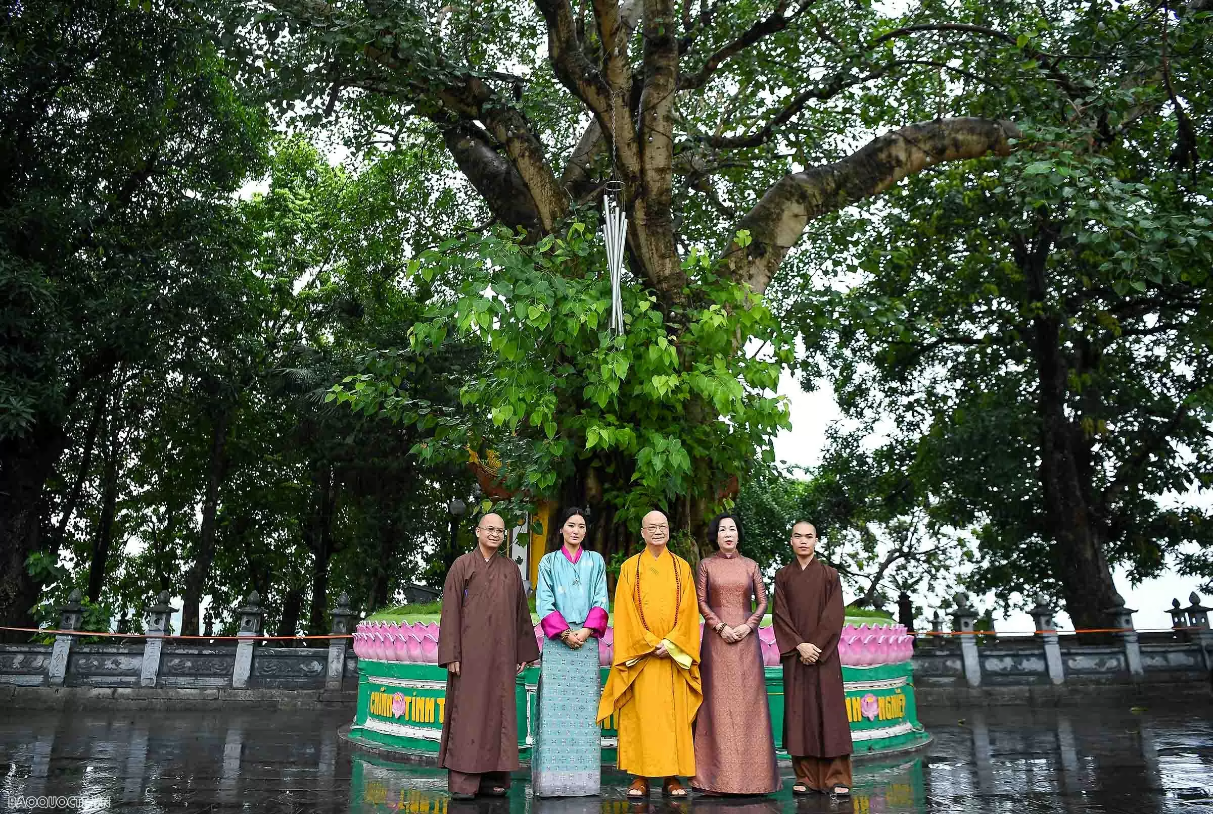 Phu nhân Chủ tịch nước và Hoàng hậu Bhutan thăm Chùa Trấn Quốc