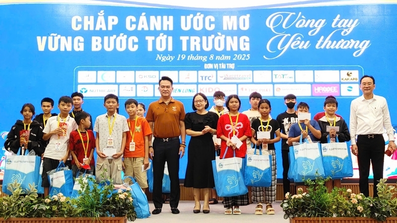 TP. HCM: Chắp cánh ước mơ cho trẻ em khó khăn trước thềm năm học mới
