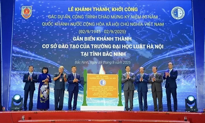 Phó Thủ tướng Chính phủ Lê Thành Long và Chủ tịch UBND tỉnh Bắc Ninh Vương Quốc Tuấn gắn biển khánh thành cơ sở đào tạo của Trường Đại học Luật Hà Nội tại phường Võ Cường. (Nguồn: bacninhtv) Phó Thủ tướng Chính phủ Lê Thành Long và Chủ tịch UBND tỉnh Bắc Ninh Vương Quốc Tuấn gắn biển khánh thành cơ sở đào tạo của Trường Đại học Luật Hà Nội tại phường Võ Cường. (Nguồn: bacninhtv)