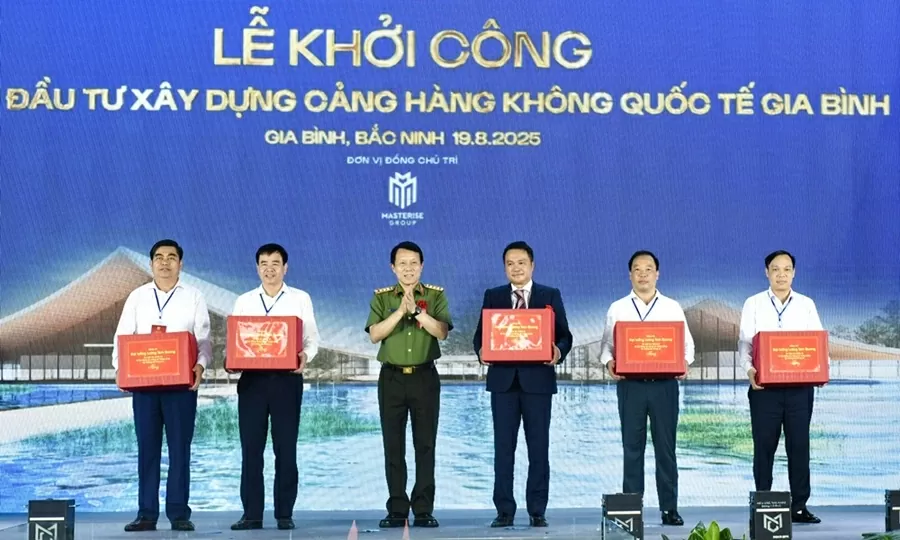 Đại tướng Lương Tam Quang tặng quà cho đại diện chủ đầu tư và các xã. Đại tướng Lương Tam Quang tặng quà cho đại diện chủ đầu tư và các xã.