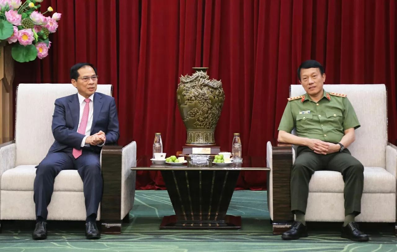 Phó Thủ tướng, Bộ trưởng Bùi Thanh Sơn gửi lời chúc mừng nồng nhiệt tới toàn thể cán bộ, chiến sĩ lực lượng Công an Nhân dân nhân dịp Kỷ niệm 80 năm Ngày truyền thống Công an nhân dân Việt Nam. (Ảnh: Thành Long) Phó Thủ tướng, Bộ trưởng Bùi Thanh Sơn gửi lời chúc mừng nồng nhiệt tới toàn thể cán bộ, chiến sĩ lực lượng Công an Nhân dân nhân dịp Kỷ niệm 80 năm Ngày truyền thống Công an nhân dân Việt Nam. (Ảnh: Thành Long)