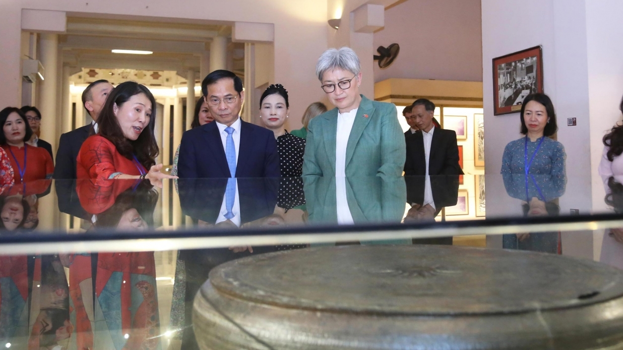 Phó Thủ tướng, Bộ trưởng Ngoại giao Bùi Thanh Sơn và Bộ trưởng Ngoại giao Australia Penny Wong thăm Bảo tàng Lịch sử quốc gia