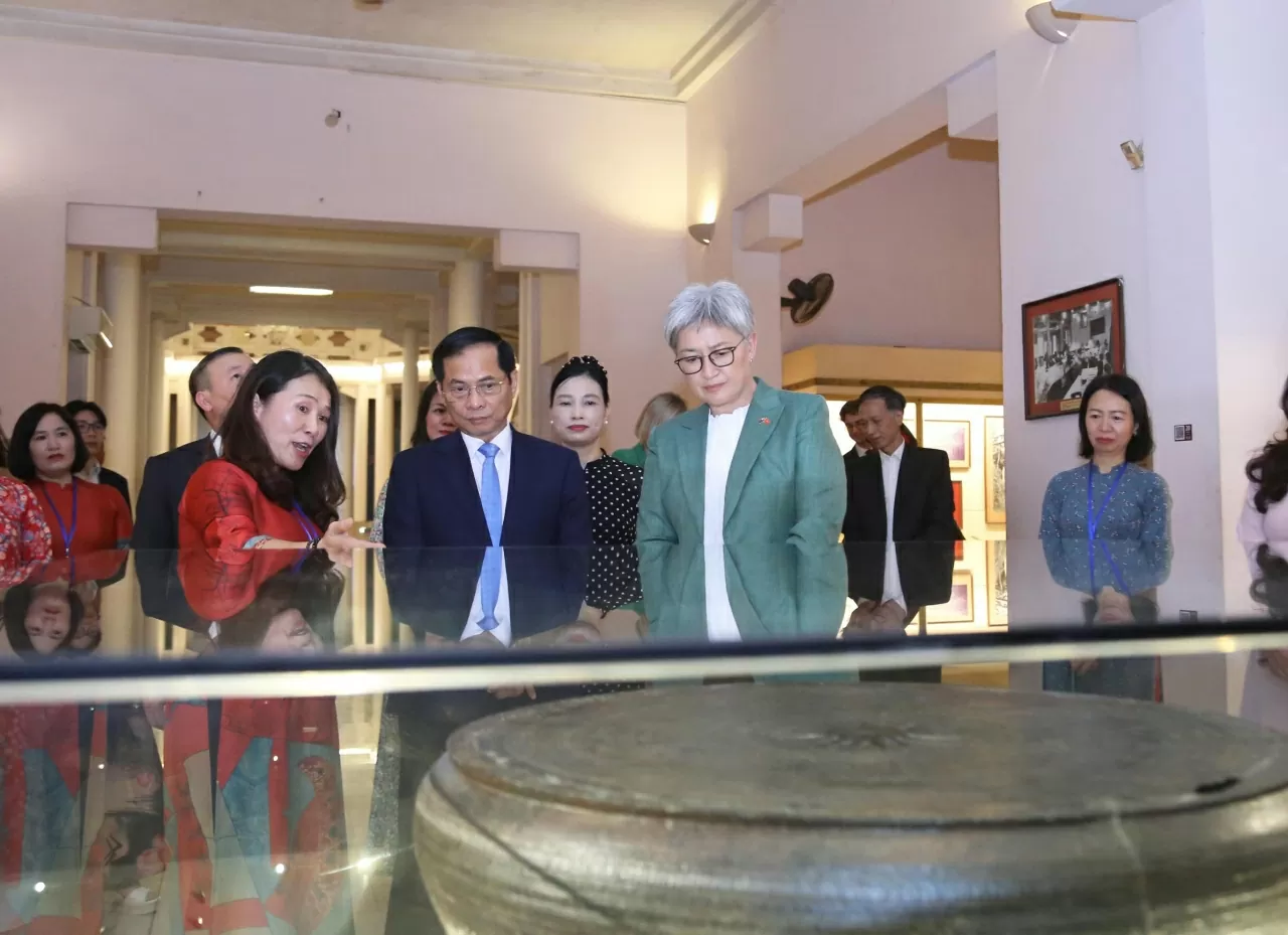 Giai đoạn lịch sử Việt Nam từ thời Tiền sử đến năm 1945 có gần 110.000 tài liệu, hiện vật là di vật, cổ vật và 19 Bảo vật quốc gia; trong đó có nhiều sưu tập quý hiếm vào bậc nhất so với các bảo tàng cùng loại hình ở trong nước và khu vực. Giai đoạn lịch sử Việt Nam từ thời Tiền sử đến năm 1945 có gần 110.000 tài liệu, hiện vật là di vật, cổ vật và 19 Bảo vật quốc gia; trong đó có nhiều sưu tập quý hiếm vào bậc nhất so với các bảo tàng cùng loại hình ở trong nước và khu vực.