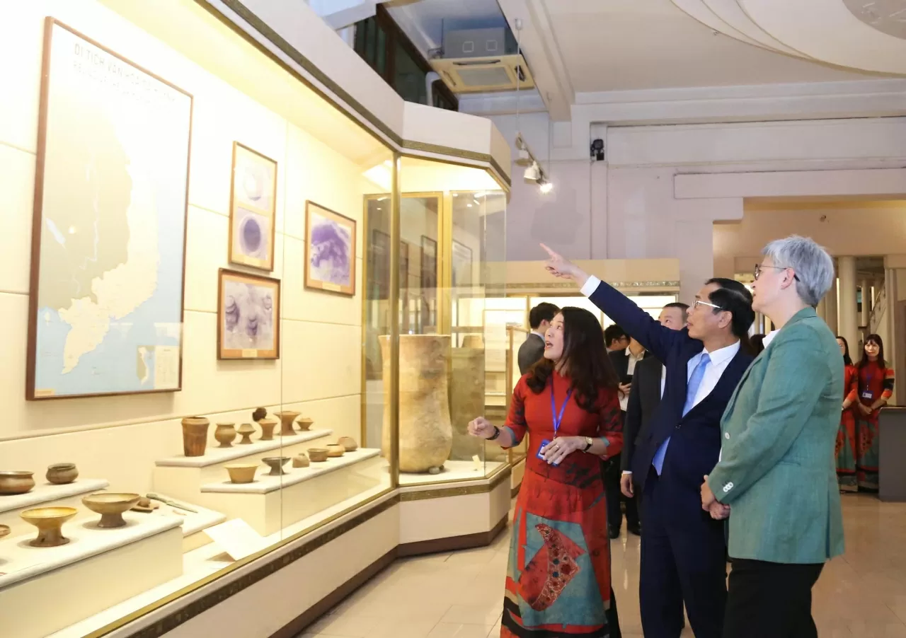 Giai đoạn lịch sử Việt Nam từ thời Tiền sử đến năm 1945 có gần 110.000 tài liệu, hiện vật là di vật, cổ vật và 19 Bảo vật quốc gia; trong đó có nhiều sưu tập quý hiếm vào bậc nhất so với các bảo tàng cùng loại hình ở trong nước và khu vực. Giai đoạn lịch sử Việt Nam từ thời Tiền sử đến năm 1945 có gần 110.000 tài liệu, hiện vật là di vật, cổ vật và 19 Bảo vật quốc gia; trong đó có nhiều sưu tập quý hiếm vào bậc nhất so với các bảo tàng cùng loại hình ở trong nước và khu vực.