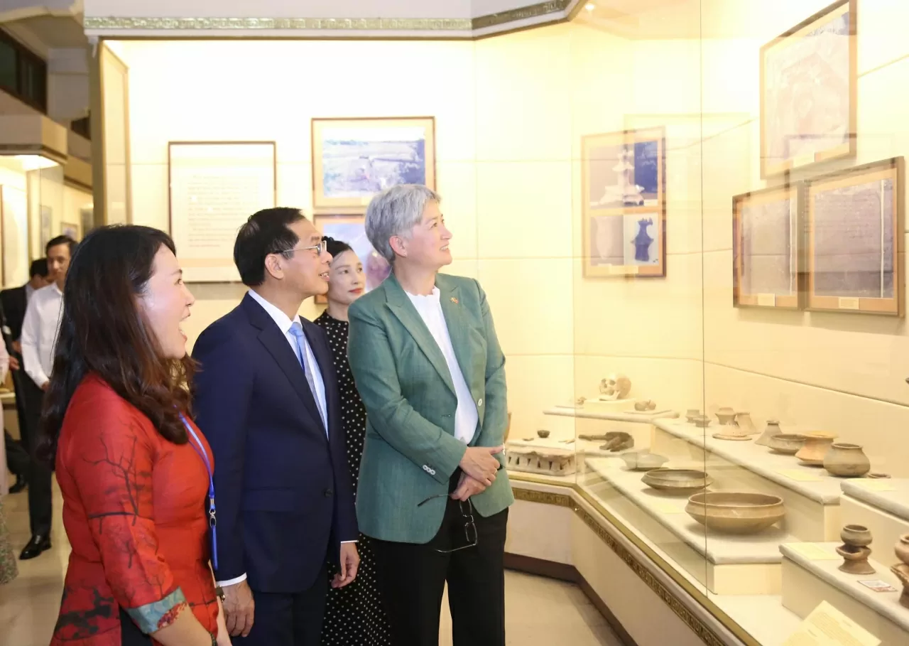 Trò chuyện thân mật với cán bộ bảo tàng, bày tỏ sự trân trọng đối với những người đang làm công tác gìn giữ và phát huy giá trị lịch sử. Trò chuyện thân mật với cán bộ bảo tàng, bày tỏ sự trân trọng đối với những người đang làm công tác gìn giữ và phát huy giá trị lịch sử.