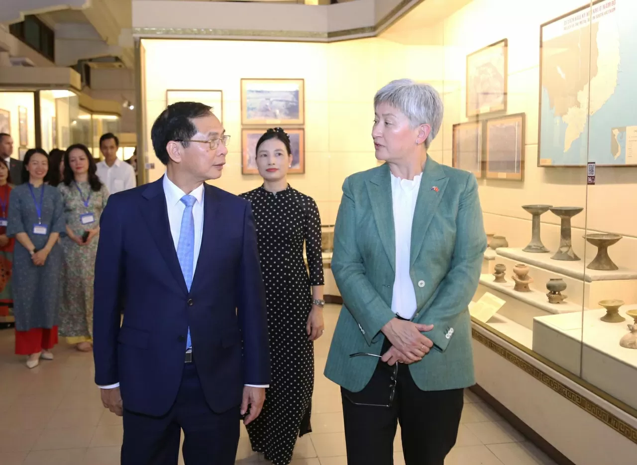 Trò chuyện thân mật với cán bộ bảo tàng, bày tỏ sự trân trọng đối với những người đang làm công tác gìn giữ và phát huy giá trị lịch sử. Trò chuyện thân mật với cán bộ bảo tàng, bày tỏ sự trân trọng đối với những người đang làm công tác gìn giữ và phát huy giá trị lịch sử.