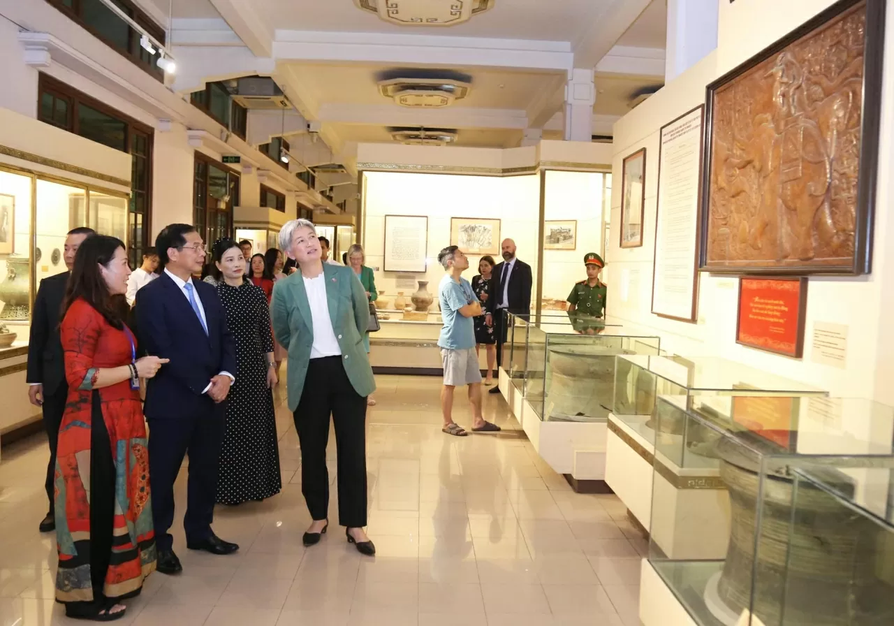 Chiều 20/8, Phó Thủ tướng, Bộ trưởng Ngoại giao Bùi Thanh Sơn và Ngoại trưởng Australia Penny Wong thăm Bảo tàng Lịch sử Quốc gia - lưu giữ, trưng bày, giới thiệu lịch sử Việt Nam từ thời Tiền sử đến ngày nay thông qua hệ thống tài liệu, hiện vật vô cùng đồ sộ, quý giá, trong đó có nhiều hiện vật là Bảo vật quốc gia. (Ảnh : Thành Long) Chiều 20/8, Phó Thủ tướng, Bộ trưởng Ngoại giao Bùi Thanh Sơn và Ngoại trưởng Australia Penny Wong thăm Bảo tàng Lịch sử Quốc gia - lưu giữ, trưng bày, giới thiệu lịch sử Việt Nam từ thời Tiền sử đến ngày nay thông qua hệ thống tài liệu, hiện vật vô cùng đồ sộ, quý giá, trong đó có nhiều hiện vật là Bảo vật quốc gia. (Ảnh : Thành Long)
