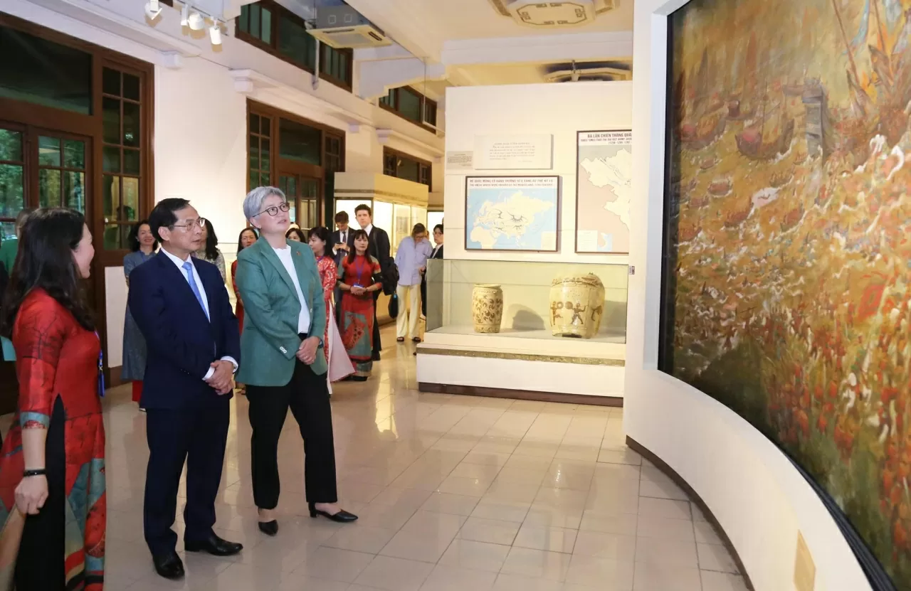 Hai nhà lãnh đạo lắng nghe giới thiệu về các hiện vật tại bảo tàng, từ thời kỳ dựng nước đến hiện đại, thể hiện sự quan tâm sâu sắc đến lịch sử và văn hóa Việt Nam. (Ảnh: Thành Long) Hai nhà lãnh đạo lắng nghe giới thiệu về các hiện vật tại bảo tàng, từ thời kỳ dựng nước đến hiện đại, thể hiện sự quan tâm sâu sắc đến lịch sử và văn hóa Việt Nam. (Ảnh: Thành Long)