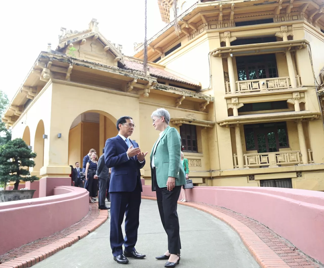 Kết thúc chuyến thăm quan đầy ý nghĩa, Phó Thủ tướng Bùi Thanh Sơn và Ngoại trưởng hai bên sẽ thúc đẩy hợp tác trong khuôn khổ Đối tác chiến lược toàn diện, đặc biệt trong các lĩnh vực phát triển nguồn nhân lực, kinh tế số và chuyển đổi năng lượng xanh. Kết thúc chuyến thăm quan đầy ý nghĩa, Phó Thủ tướng Bùi Thanh Sơn và Ngoại trưởng hai bên sẽ thúc đẩy hợp tác trong khuôn khổ Đối tác chiến lược toàn diện, đặc biệt trong các lĩnh vực phát triển nguồn nhân lực, kinh tế số và chuyển đổi năng lượng xanh.