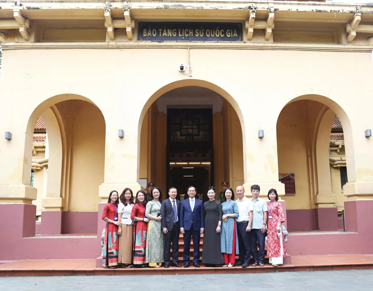 Phó Thủ tướng, Bộ trưởng Ngoại giao Bùi Thanh Sơn chụp bức ảnh lưu niệm cùng cùng cán bộ, nhân viên Bảng tàng lịch sử Quốc gia Việt Nam. Phó Thủ tướng, Bộ trưởng Ngoại giao Bùi Thanh Sơn chụp bức ảnh lưu niệm cùng cùng cán bộ, nhân viên Bảng tàng lịch sử Quốc gia Việt Nam.
