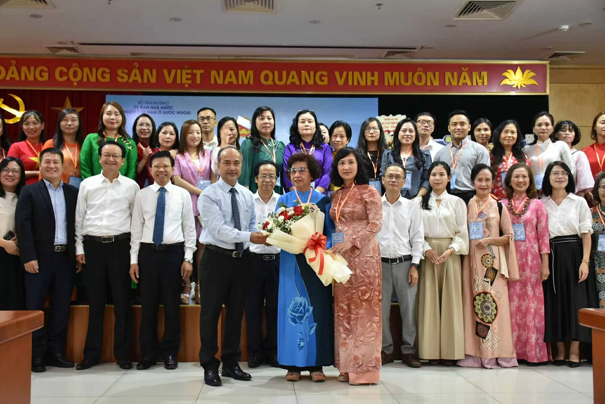 Cô Đỗ Bích Thảo, giáo viên tiếng Việt tại Ba Lan thay mặt các học viên tham gia khoá tập huấn nhận hoa chúc mừng của Chủ nhiệm Ủy ban Nhà nước về NVNONN Nguyễn Trung Kiên, ngày 14/8/2025. (Ảnh: Dương Tiêu) Cô Đỗ Bích Thảo, giáo viên tiếng Việt tại Ba Lan thay mặt các học viên tham gia khoá tập huấn nhận hoa chúc mừng của Chủ nhiệm Ủy ban Nhà nước về NVNONN Nguyễn Trung Kiên, ngày 14/8/2025. (Ảnh: Dương Tiêu)