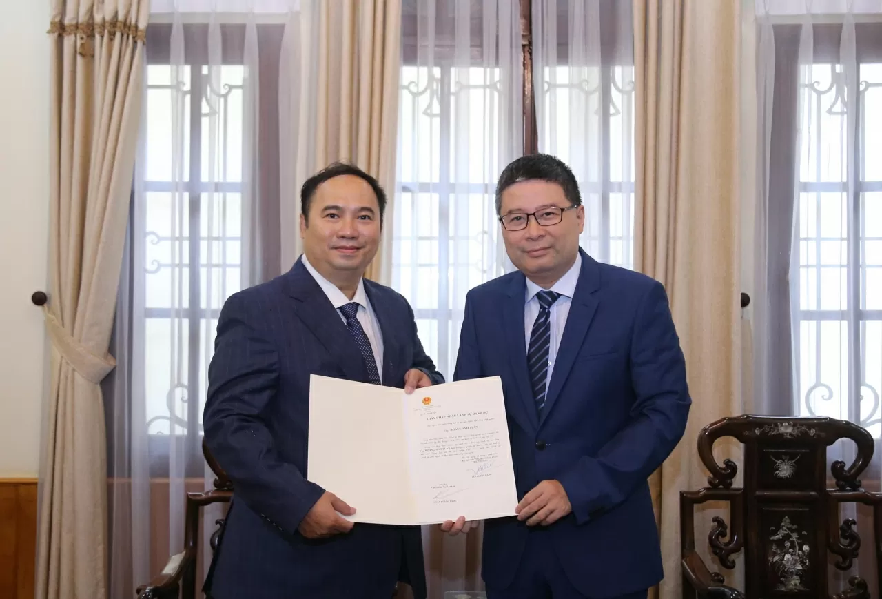 Cục trưởng Cục Lãnh sự Doãn Hoàng Minh đã trao Giấy Chấp nhận lãnh sự cho ông Hoàng Anh Tuấn, Lãnh sự danh dự của Grenada tại thành phố Hà Nội. (Ảnh: Thành Long) Cục trưởng Cục Lãnh sự Doãn Hoàng Minh đã trao Giấy Chấp nhận lãnh sự cho ông Hoàng Anh Tuấn, Lãnh sự danh dự của Grenada tại thành phố Hà Nội. (Ảnh: Thành Long)