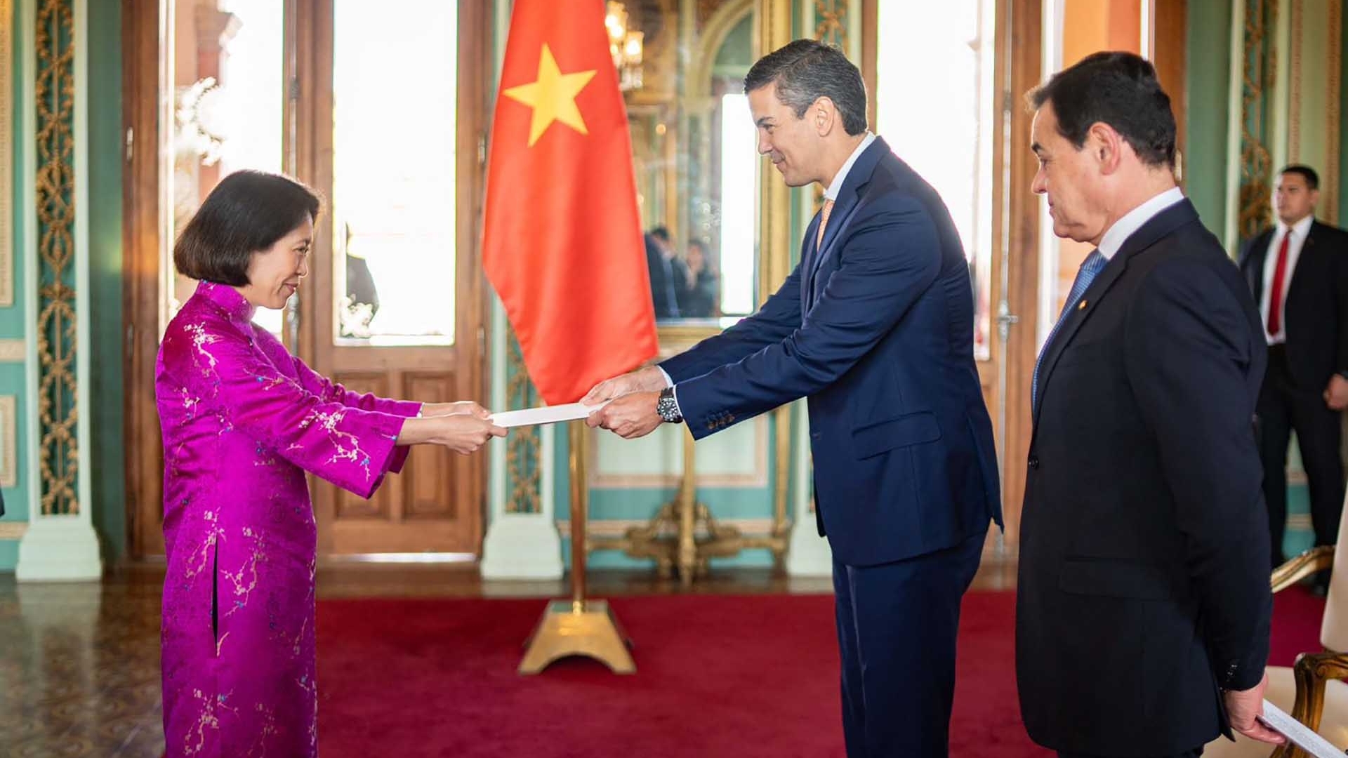 Đại sứ Ngô Minh Nguyệt trình Thư ủy nhiệm lên Tổng thống Paraguay