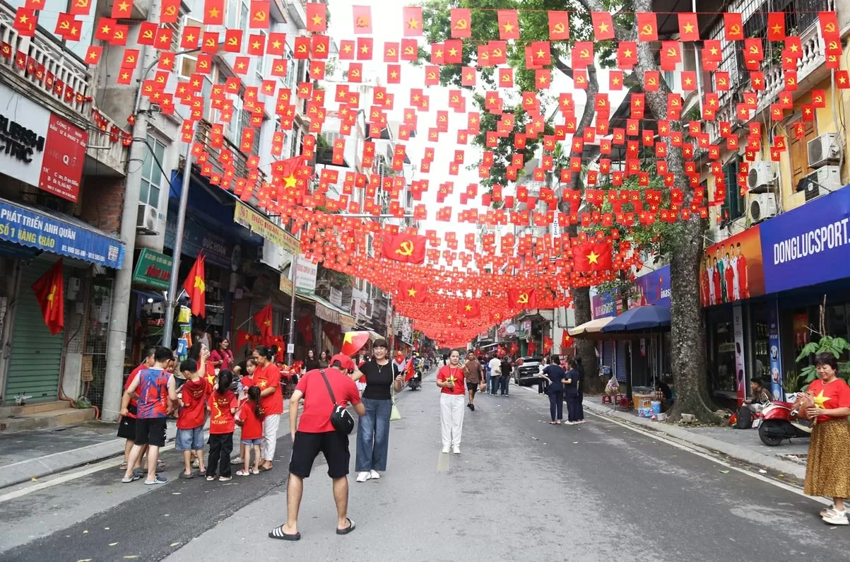 Tại phố Hàng Chuối, nơi được trang trí ngợp trời cờ hoa, một địa điểm check-in thu hút người dân Thủ đô. (Ảnh: Thành Long) Tại phố Hàng Chuối, nơi được trang trí ngợp trời cờ hoa, một địa điểm check-in thu hút người dân Thủ đô. (Ảnh: Thành Long)