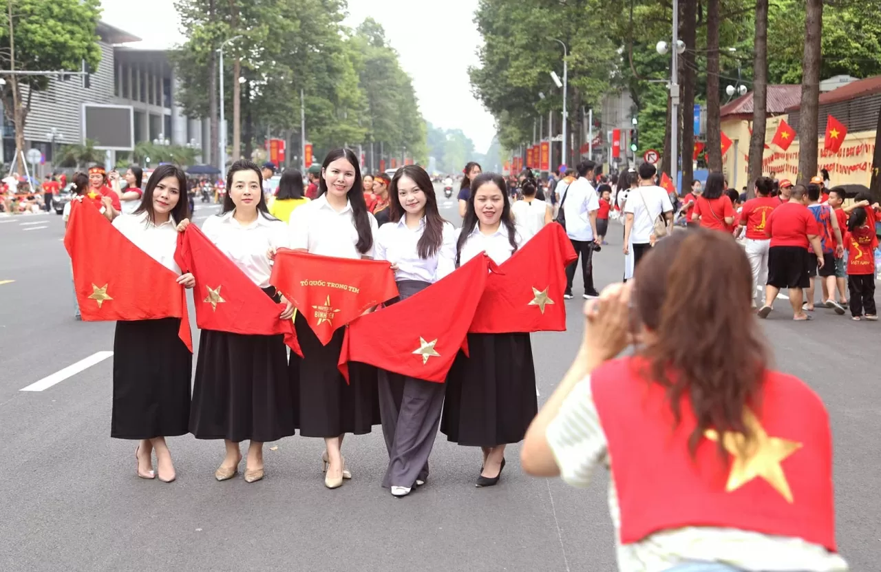 Mỗi ngày cuối tháng 8 ở Hà Nội đều như một ngày hội. (Ảnh: Thành Long) Mỗi ngày cuối tháng 8 ở Hà Nội đều như một ngày hội. (Ảnh: Thành Long)