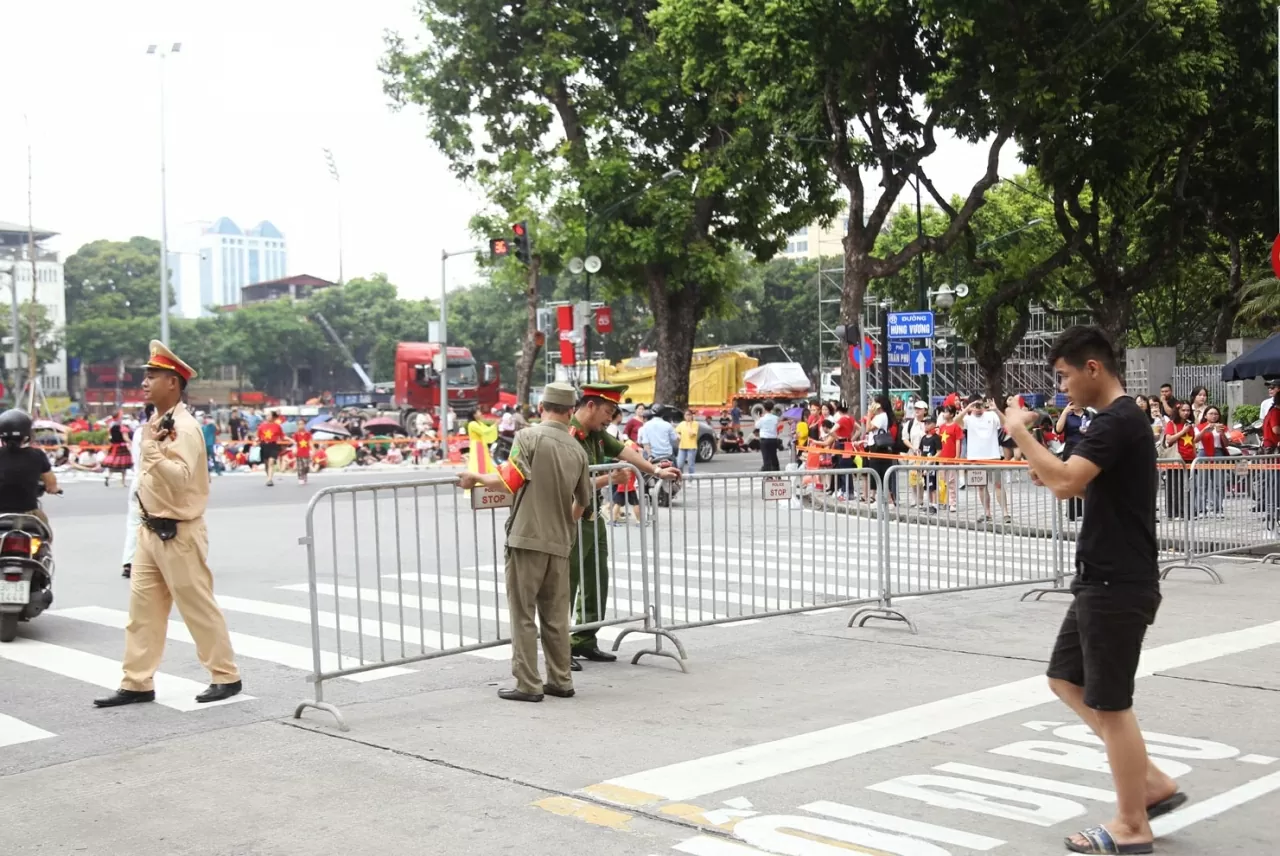 Từ 11h30 ngày 21/8, lực lượng công an bắt đầu phong tỏa, hạn chế phương tiện đi lại tại các tuyến phố để phục vụ buổi tổng hợp luyện diễu binh, diễu hành kỷ niệm Quốc khánh 2/9 20h tối. (Ảnh: Thành Long) Từ 11h30 ngày 21/8, lực lượng công an bắt đầu phong tỏa, hạn chế phương tiện đi lại tại các tuyến phố để phục vụ buổi tổng hợp luyện diễu binh, diễu hành kỷ niệm Quốc khánh 2/9 20h tối. (Ảnh: Thành Long)