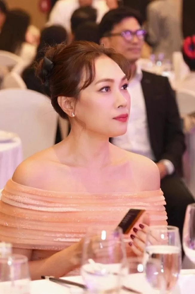 Ca sĩ Mỹ Tâm chọn đầm trễ vai nữ tính khi tăng cân nhẹ, trẻ lâu nhờ chăm dùng trái cây trong vườn nhà Ca sĩ Mỹ Tâm chọn đầm trễ vai nữ tính khi tăng cân nhẹ, trẻ lâu nhờ chăm dùng trái cây trong vườn nhà