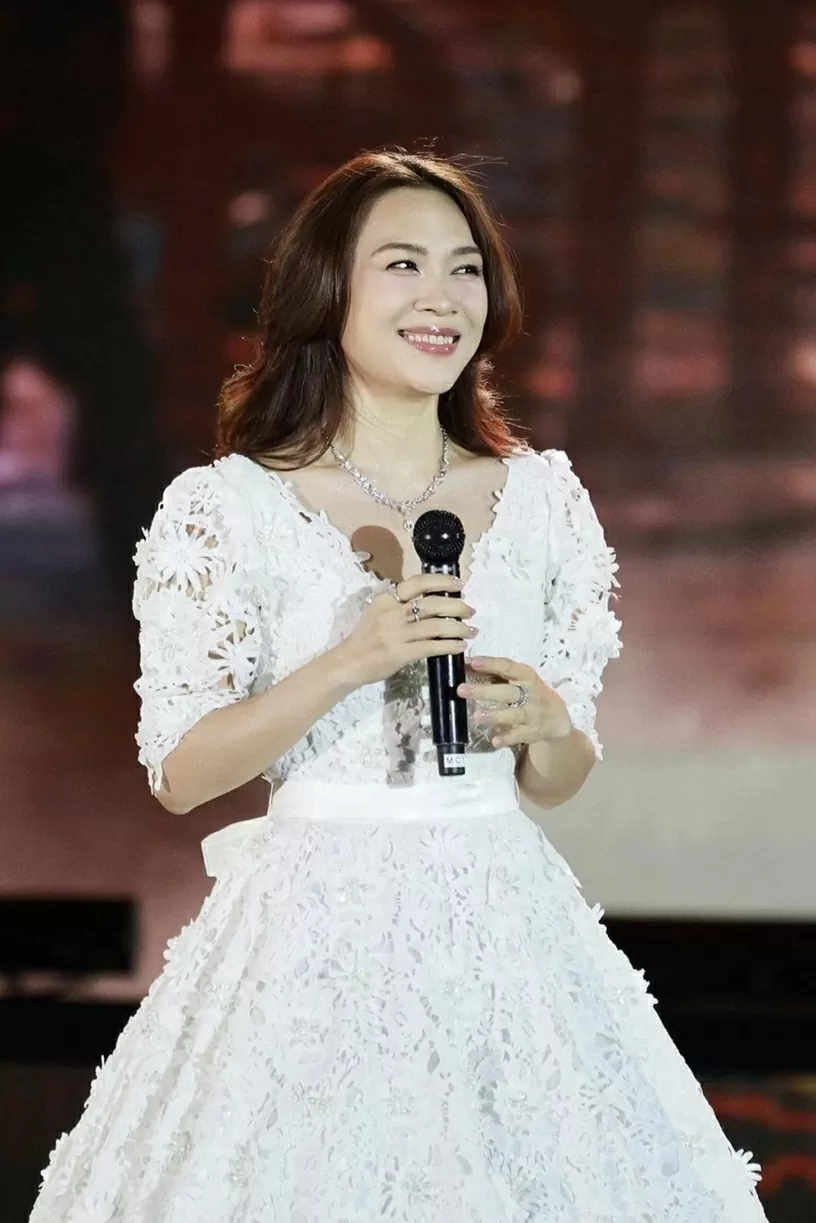 Ca sĩ Mỹ Tâm chọn đầm trễ vai nữ tính khi tăng cân nhẹ, trẻ lâu nhờ chăm dùng trái cây trong vườn nhà Ca sĩ Mỹ Tâm chọn đầm trễ vai nữ tính khi tăng cân nhẹ, trẻ lâu nhờ chăm dùng trái cây trong vườn nhà