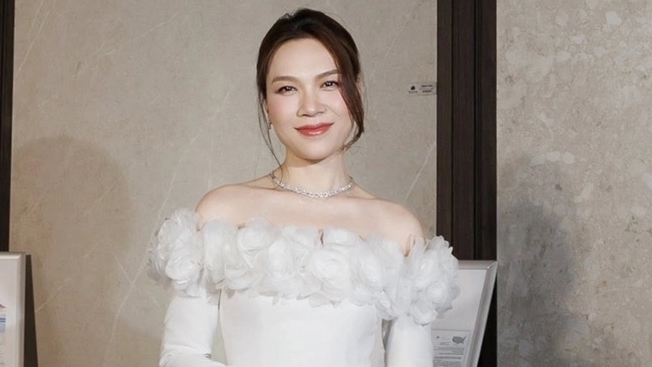 Ca sĩ Mỹ Tâm chọn đầm trễ vai nữ tính khi tăng cân nhẹ, trẻ lâu nhờ chăm dùng trái cây trong vườn nhà