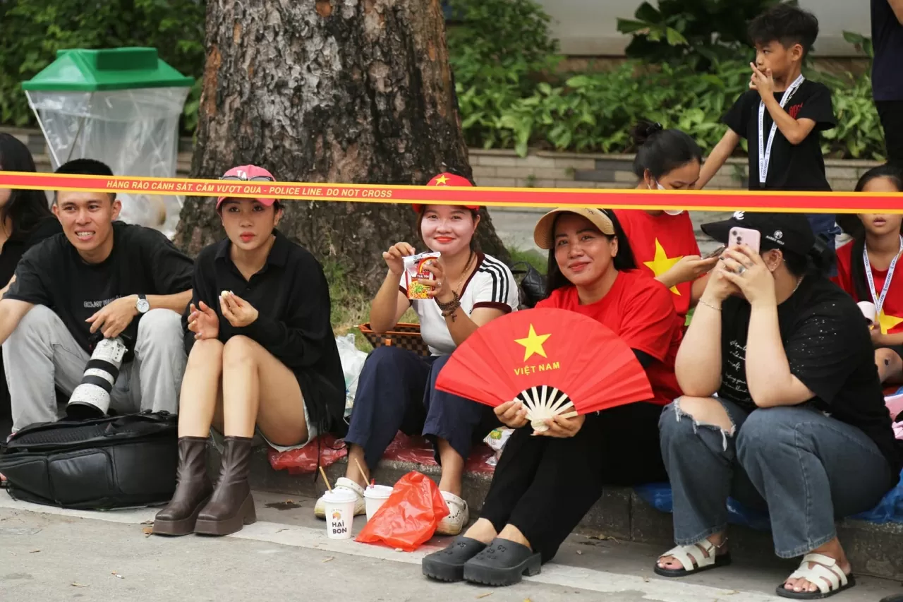 Nhiều người chỉ cần ăn vội cốc mỳ để chờ đợi đến tối. (Ảnh: Thành Long) Nhiều người chỉ cần ăn vội cốc mỳ để chờ đợi đến tối. (Ảnh: Thành Long)