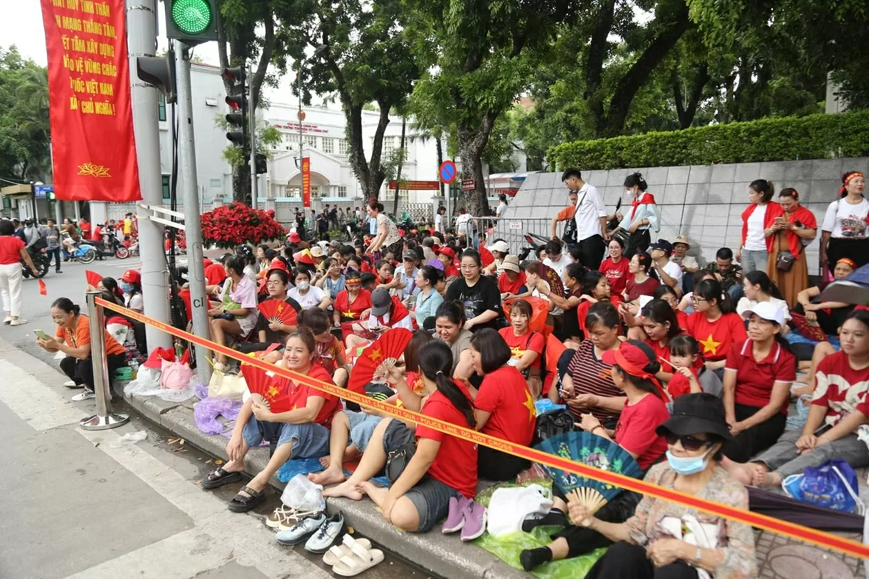 Tại ngã tư Lê Hồng Phong - Hùng Vương, nơi được cho là đẹp nhất để xem diễu binh, từ 12h trưa người dân đã ngồi kín chỗ. (Ảnh: Thành Long) Tại ngã tư Lê Hồng Phong - Hùng Vương, nơi được cho là đẹp nhất để xem diễu binh, từ 12h trưa người dân đã ngồi kín chỗ. (Ảnh: Thành Long)