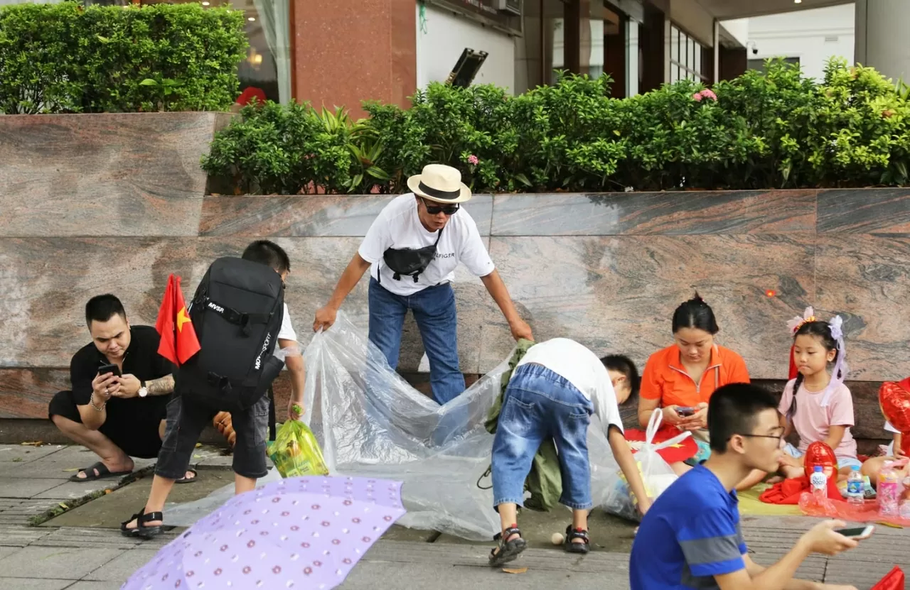 Nhiều gia đinh đã chuẩn bị tất cả dụng cụ thiết yếu để chờ từ 8-10 tiếng đồng hồ cho buổi tổng hợp luyện diễu binh, diễu hành. (Ảnh: Thành Long) Nhiều gia đinh đã chuẩn bị tất cả dụng cụ thiết yếu để chờ từ 8-10 tiếng đồng hồ cho buổi tổng hợp luyện diễu binh, diễu hành. (Ảnh: Thành Long)